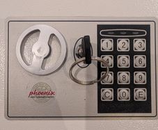 Electronic key safe with a numeric keypad