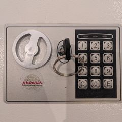 Electronic key safe with a numeric keypad