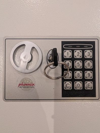 Electronic key safe with a numeric keypad