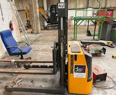 Robur Straddle Stacker
