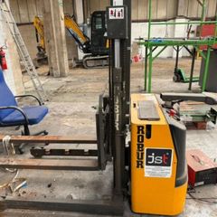 Robur Straddle Stacker