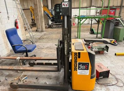 Robur Straddle Stacker