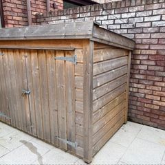 Outdoor storage shed