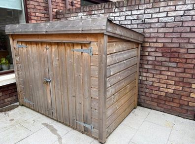 Outdoor storage shed