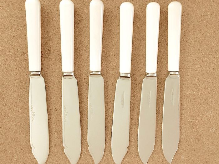 Full vintage matching set of 12 knives and forks
