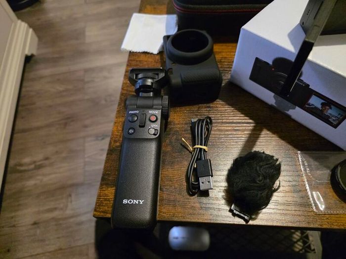 Sony Digital Camera ZV-1F Vlogger Camera bundle like new