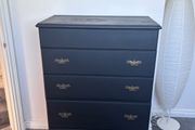 chest of drawers/ vanity