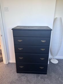 chest of drawers/ vanity