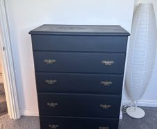 chest of drawers/ vanity