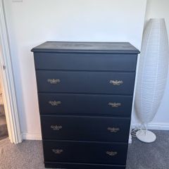 chest of drawers/ vanity