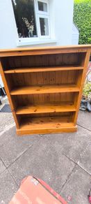 Early 20th Century, Mid 20th Century, Vintage. Solid pine bookcase, sometimes referred to as a farmhouse style dresser top, featuring an antique wax finish. H. 124 , L. 96 , D. 31.5 CM.