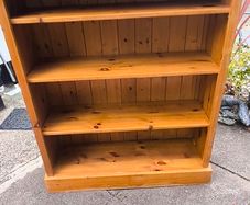 Early 20th Century, Mid 20th Century, Vintage. Solid pine bookcase, sometimes referred to as a farmhouse style dresser top, featuring an antique wax finish. H. 124 , L. 96 , D. 31.5 CM.