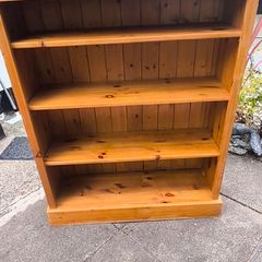 Early 20th Century, Mid 20th Century, Vintage. Solid pine bookcase, sometimes referred to as a farmhouse style dresser top, featuring an antique wax finish. H. 124 , L. 96 , D. 31.5 CM.