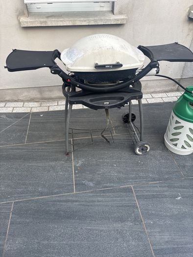 Weber Q2000 BBQ & stand
