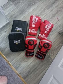 Boxing gloves - 2 x 12oz and pads for fitness training