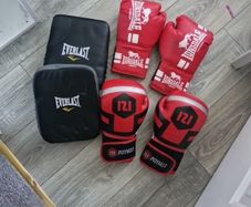 Boxing gloves - 2 x 12oz and pads for fitness training