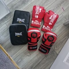Boxing gloves - 2 x 12oz and pads for fitness training