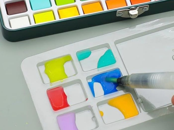 Watercolour paint set with accessories