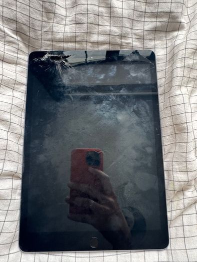 iPad 7th Gen (working but screen needs replacing)