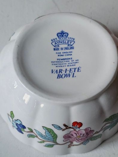 Aynsley PEMBROKE sugar bowl and milk jug