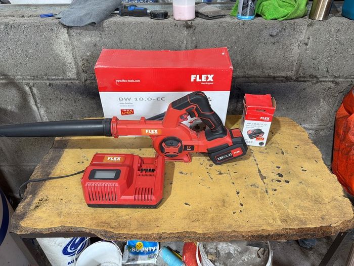 Flex cordless blower