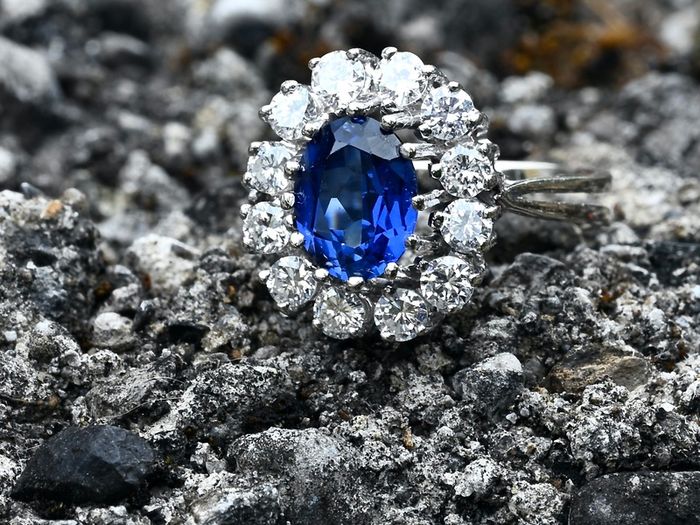 Vintage 1970/80s Sapphire & Diamond Ring