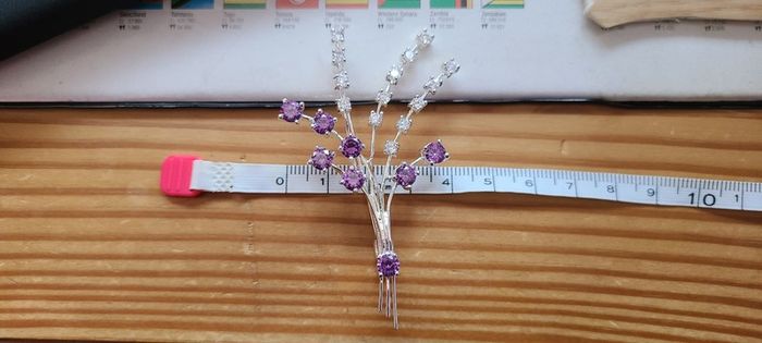 Newbridge Silverware VB800 Vintage Brooch in Purple and white Stones