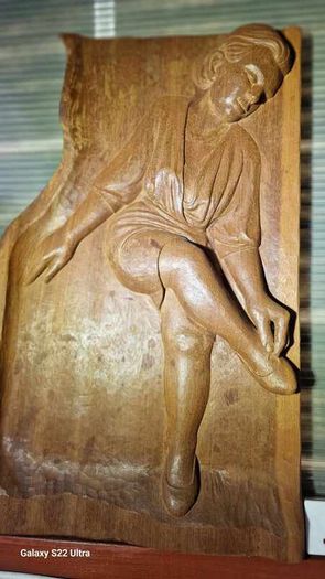 Sculptures, portraits made of wood.