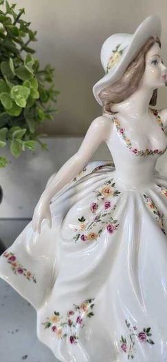 Coalport Fine Bone China - Ladies of Fashion 'Philippa'