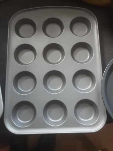 Bakeware/Chicago Metallic 12 Hole Mini Muffin Tin with Loose Bases/Cupcake Tray/Two Sponge Cake Trays/Cooling Rack .. Price is Now 33.00euro all 5 pieces