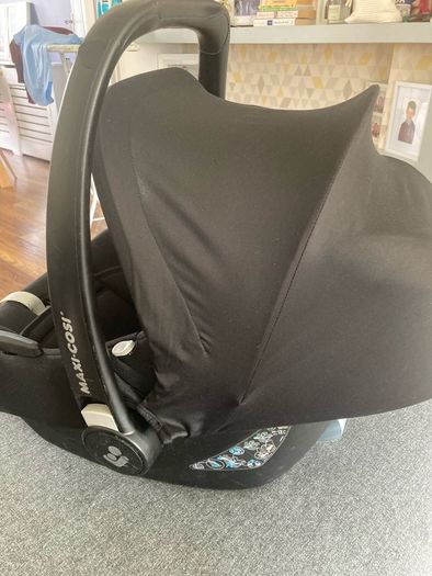 Maxi-cosi car seat and Iso-fix base