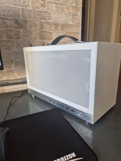 Tiny ITX gaming pc setup - RTX 3070, Intel i7, 16GB DDR4, 512GB m.2 SSD