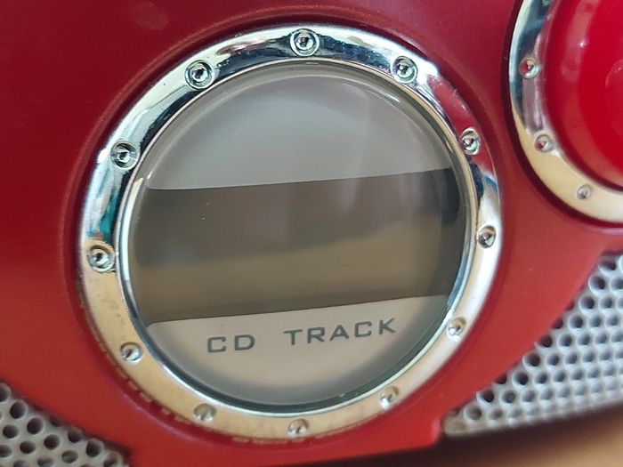 Bench Portable CD Player with Radio, Model KH222, Red, in new condition and working great
