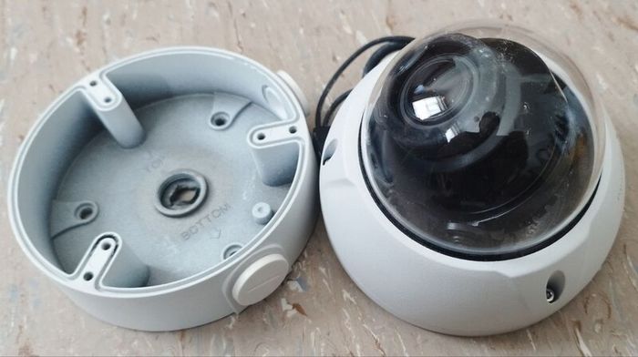 HDCVI varifocal 4MP dome camera with bases