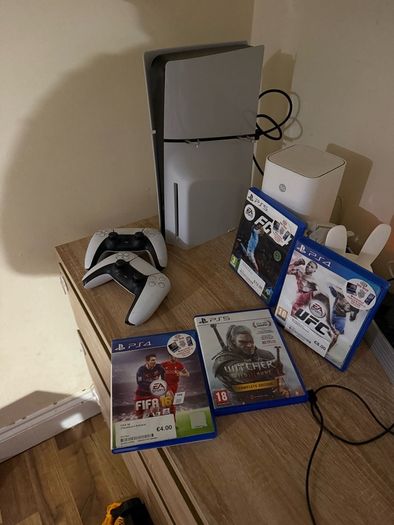 PlayStation 5 Disc Edition 2 pads and PS5 games