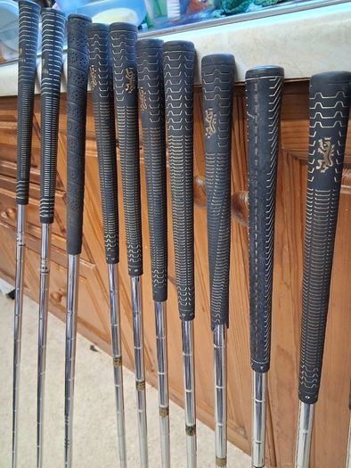 Golf Clubs. Complete Set Of Mens Right Handed Golf Clubs. Collect In Malahide Or Receive Via Registered Post.