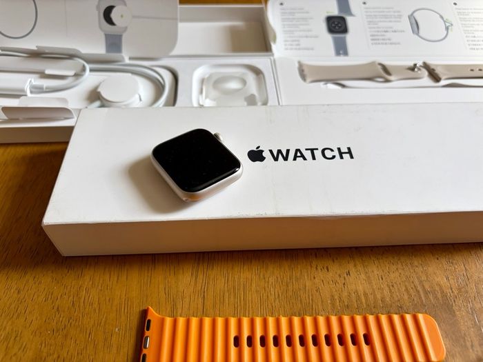 Apple Watch SE 2nd Gen GPS 40mm Starlight Aluminium Case 1 Owner Extras 14pc New Charger Case Strap Band Professional Office Work Lifestyle Fitness Outdoors Elegant Party Event Magnetic Ocean