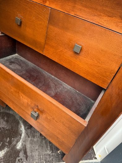 chest of drawers