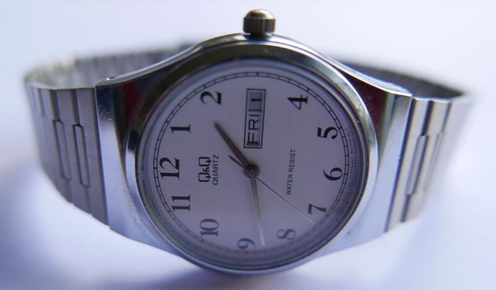 Vintage Q&Q Quartz Watch Men Silver White Day Date Analog New Battery works well