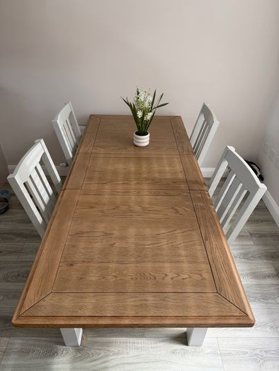 Extendable dinning table and chairs