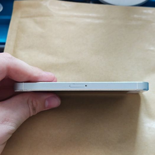 Apple iPhone 5 - 16GB - White & Silver - Activation Locked (For Parts / Repair)