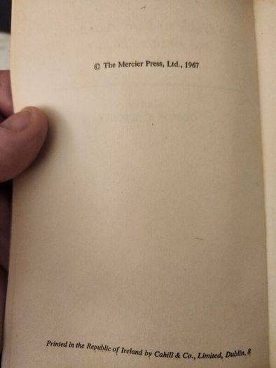 A Guide To  Irish  Antiques  And Antiquedealees 1967. Edited By  George Stacpoole. Paperback In Good Condition.
