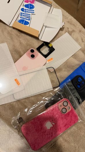 iphone 15- good as new with no scratches & with new phone accessories