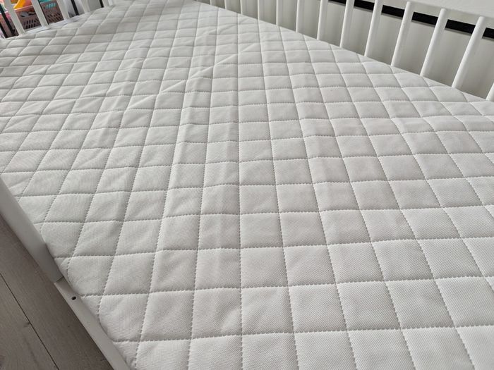 High quality Kids Bed with mattress (like new)