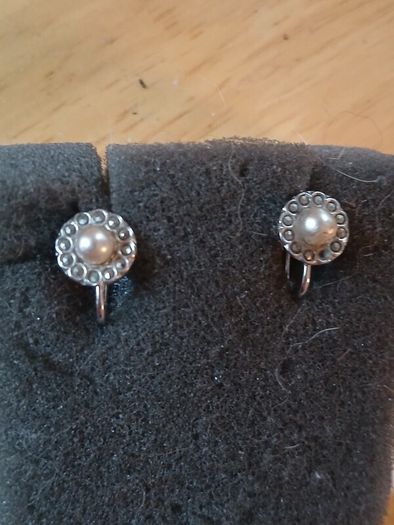 Beautiful Vintage Screw on Earrings