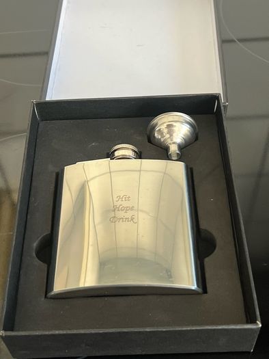Hip flask with funnel