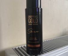 Dripping gold tan serum