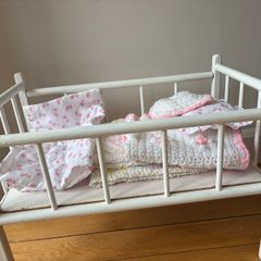 Doll's cot