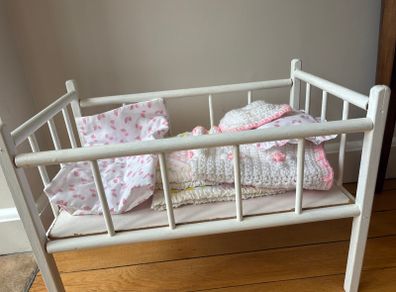 Doll's cot