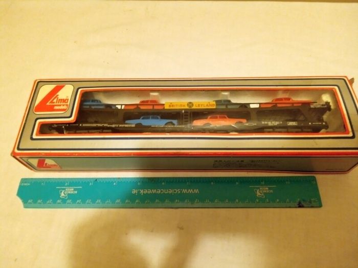 Hornby etc. OO Train/Carriages etc. Job lot. READ AD.